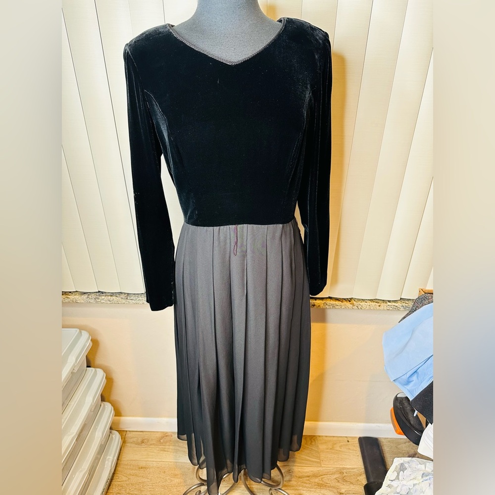 Vintage Liz Claiborne Elegant Pleated Velour Black Velvet Evening Dress Size 10